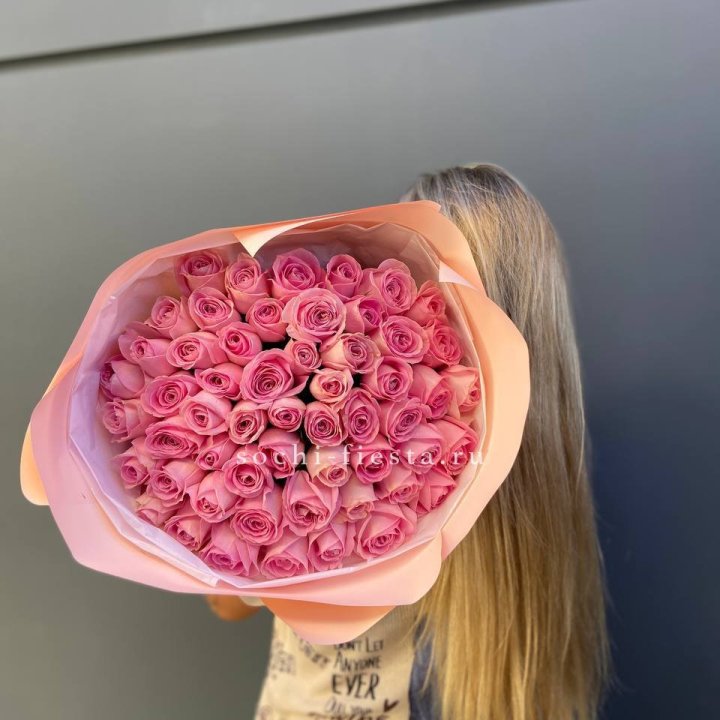 55 розовых роз в Омске