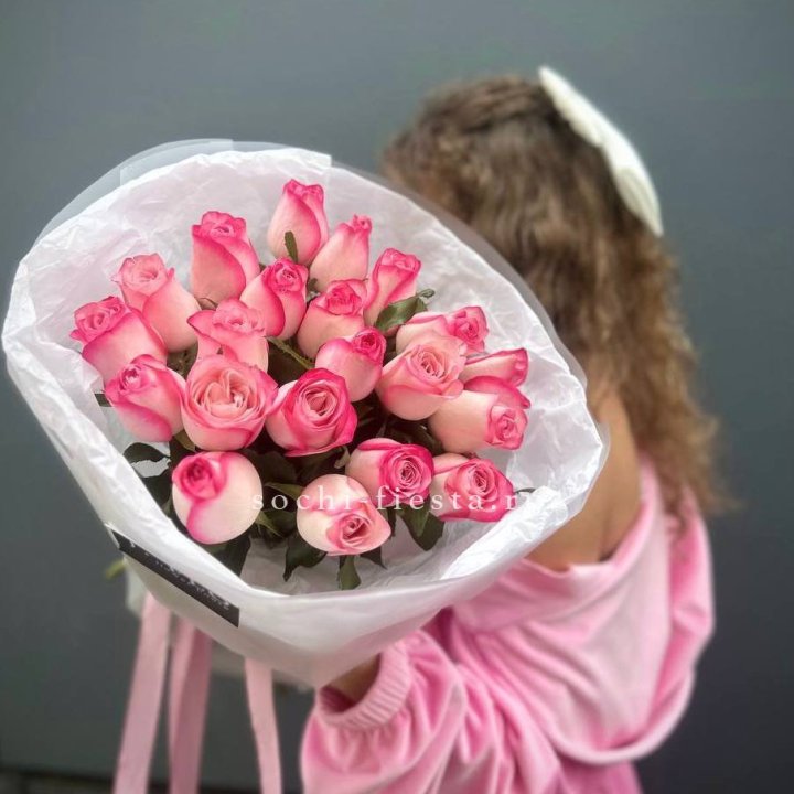 21 розовые розы Венди  в оформлении в Омске