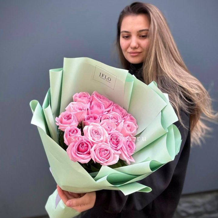 17 розовых роз в Омске