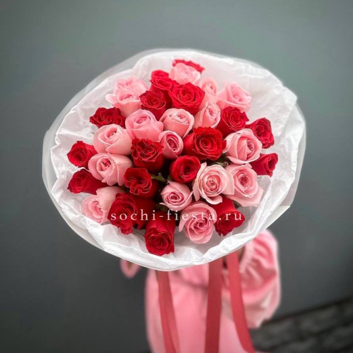 Букет красных и розовых 35 роз в Омске