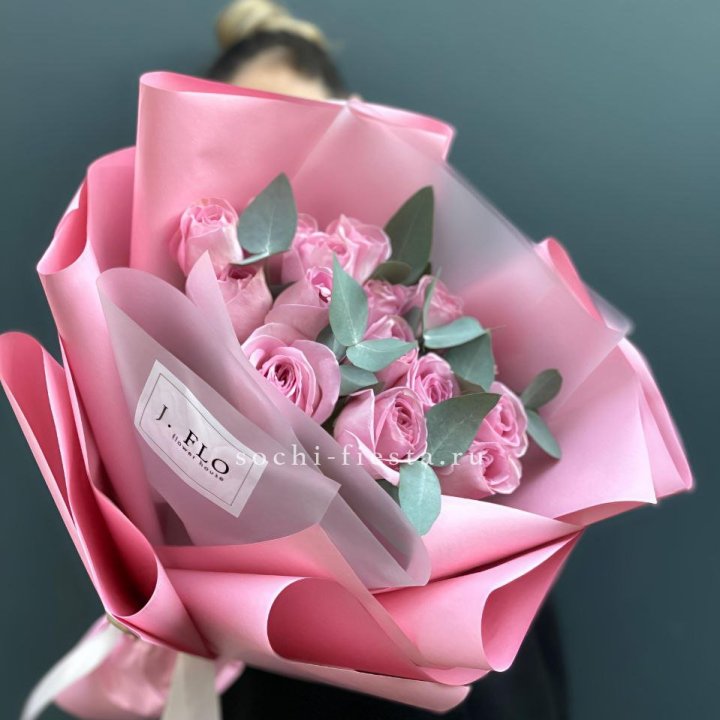 15 Розовых роз с эвкалиптом в Омске