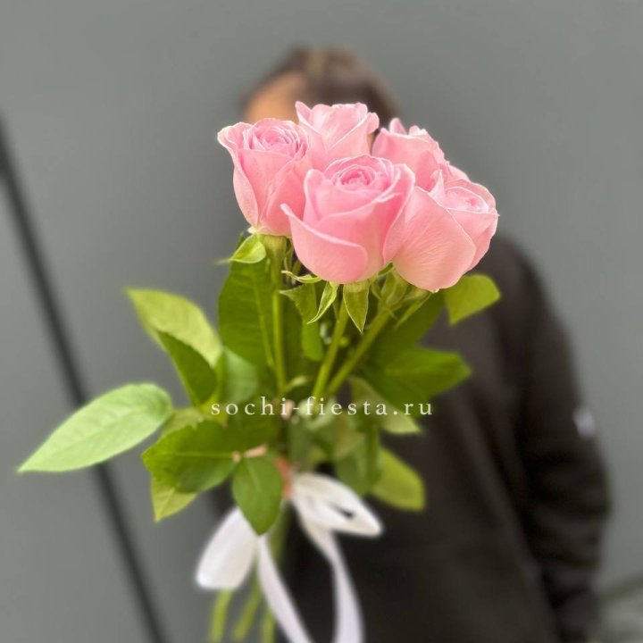 Букет 5 розовых роз  в Омске