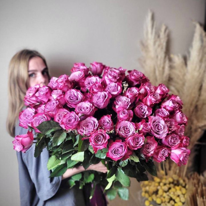 Охапка высоких роз Деп перпел в Омске