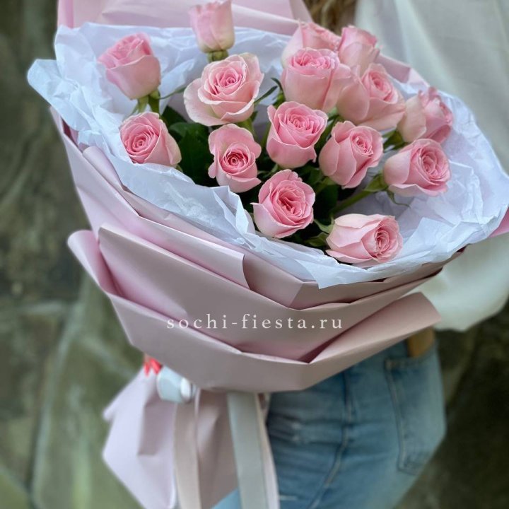 Розовые розы в авторском оформлении в Омске