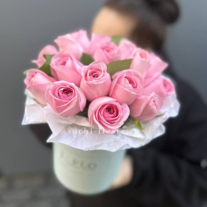 17 розовых роз в цилиндре в Омске