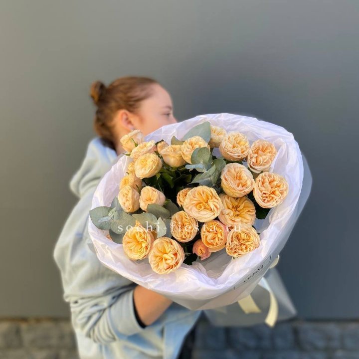 7 пионовидных роз в Омске