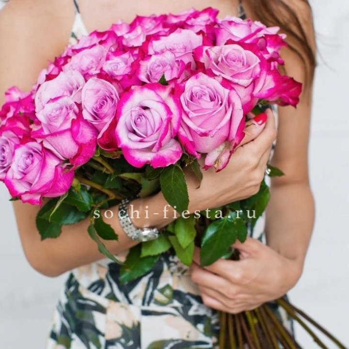 Букет высоких роз Ди перпел в Омске