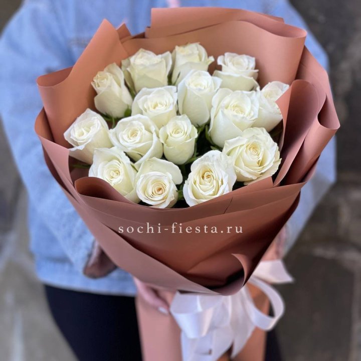 15 белых роз сиена в Омске