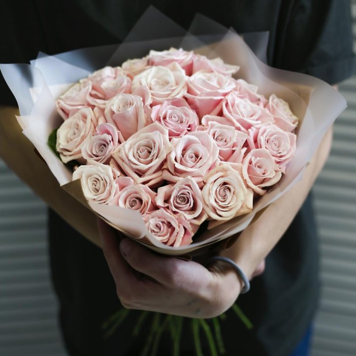 27 кремовых роз в Омске