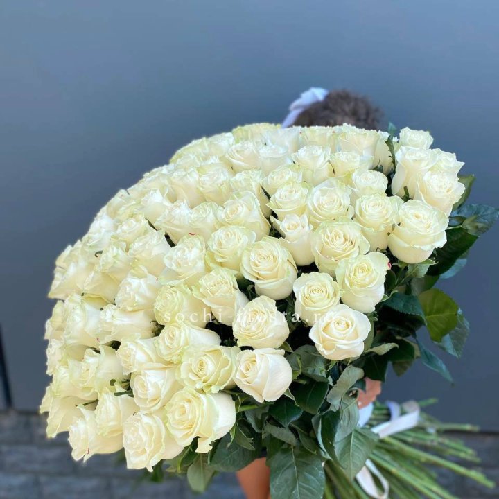 101 белая высокая роза в Омске