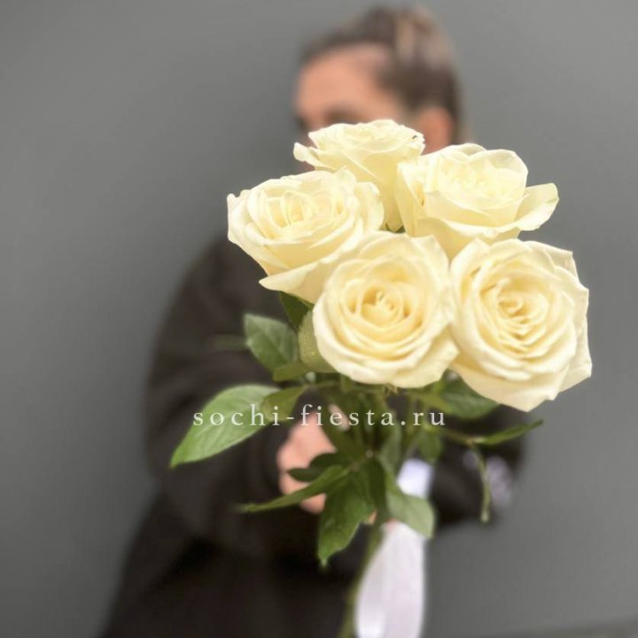 Букет 5 белых роз  в Омске