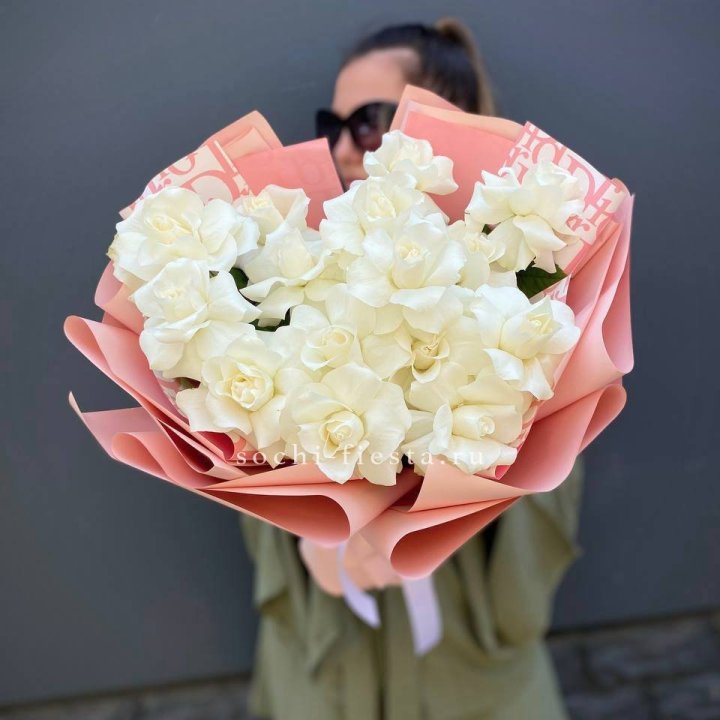 Белые розы "Аморе" в Омске