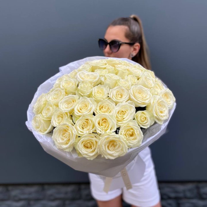 51 белая роза  в Омске