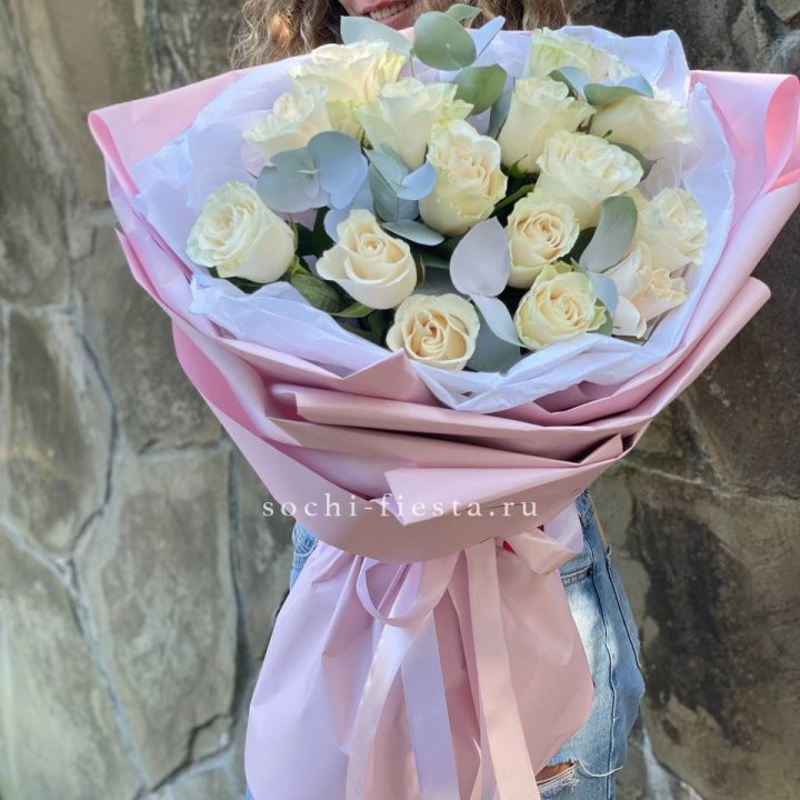 Белые розы в авторском оформлении в Омске