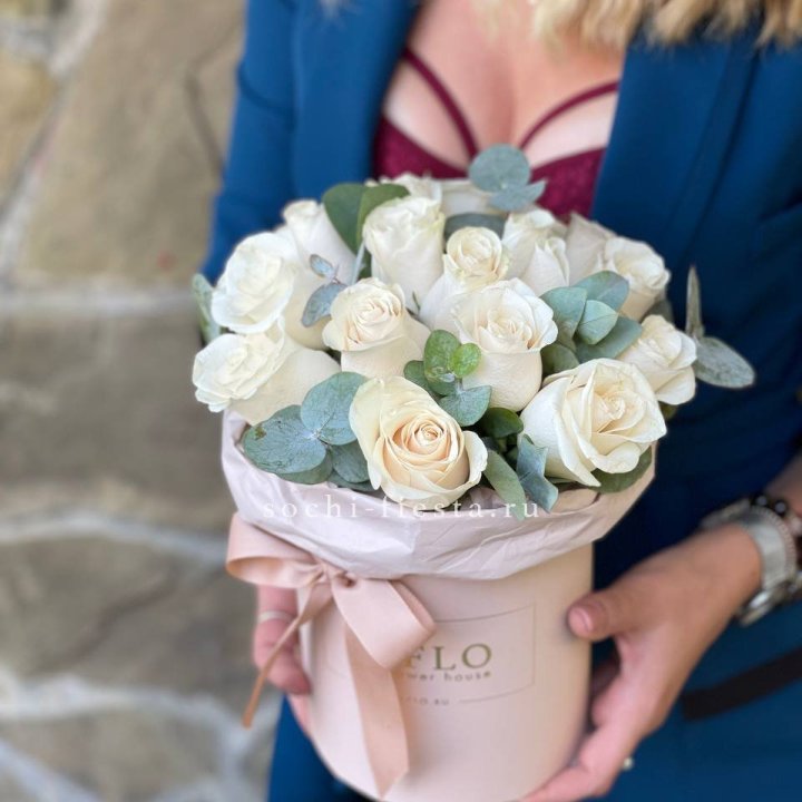 Цилиндр из белых роз в Омске