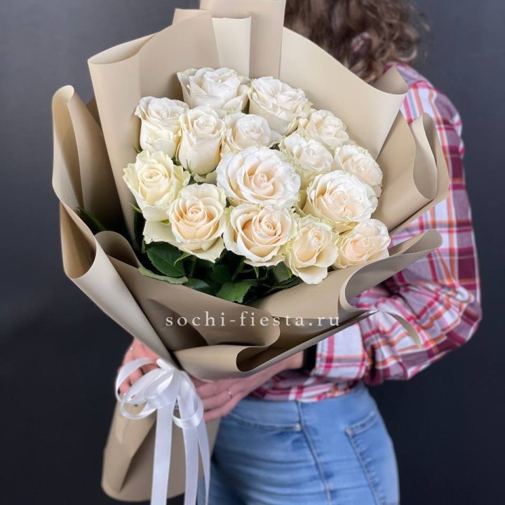 15 белых роз кофе в Омске