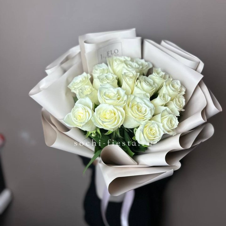 19 белых роз  в Омске