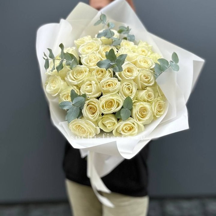 31 белая роза с эвкалиптом в Омске