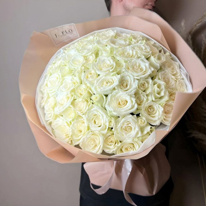 51 белая  роза в оформлении в Омске