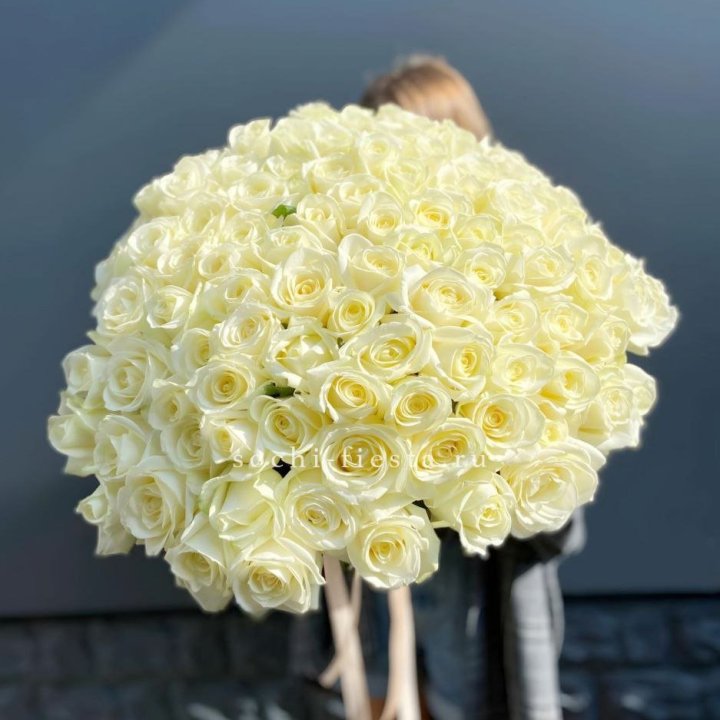Букет  из 101 белой розы  в Омске