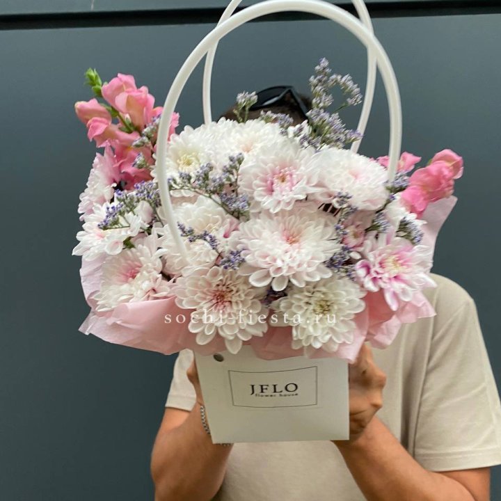 Сумочка из стойких цветов  в Омске