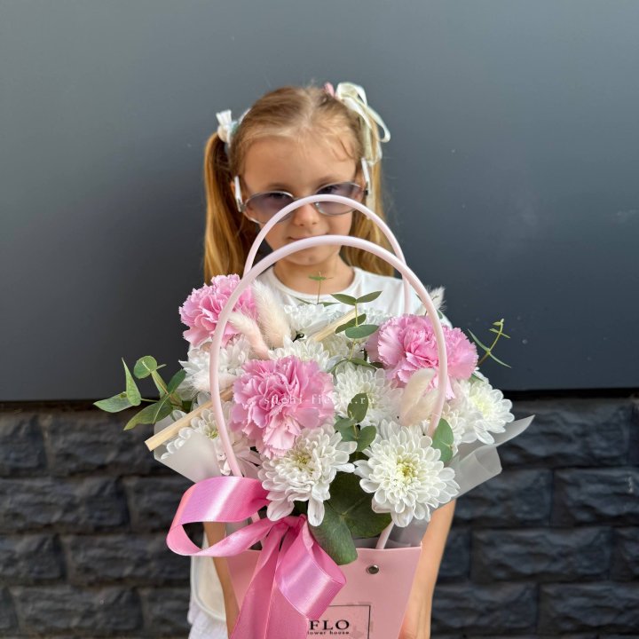 Сумочка из стойких хризантем и диантуса в Омске