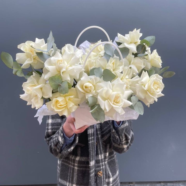 15 белых роз в сумочке в Омске