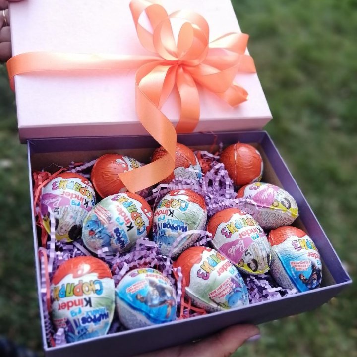 Коробка с киндерами в Омске