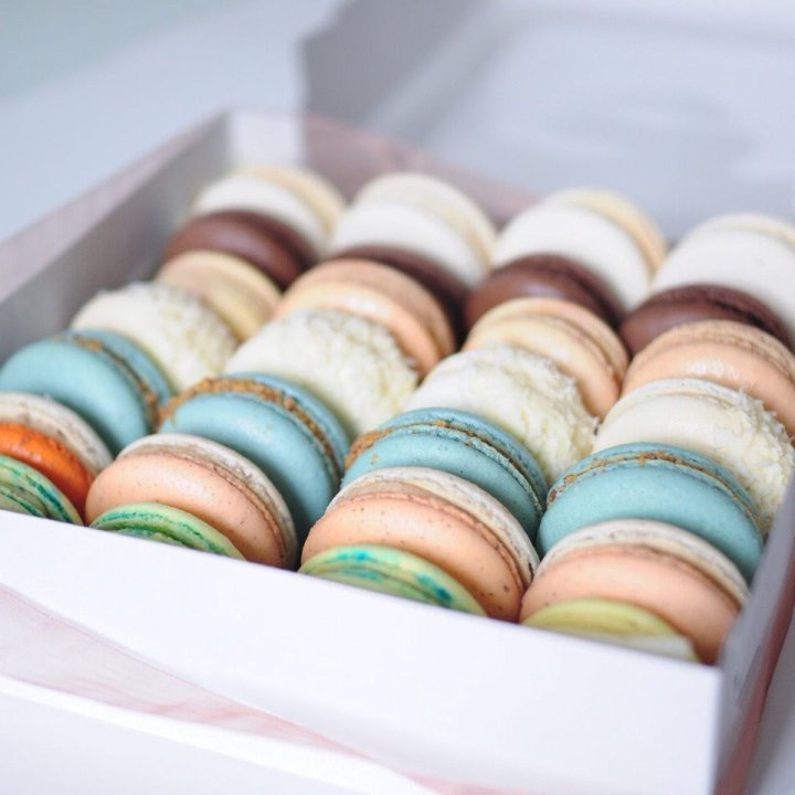 Коробка макаронс 25 шт. в Омске