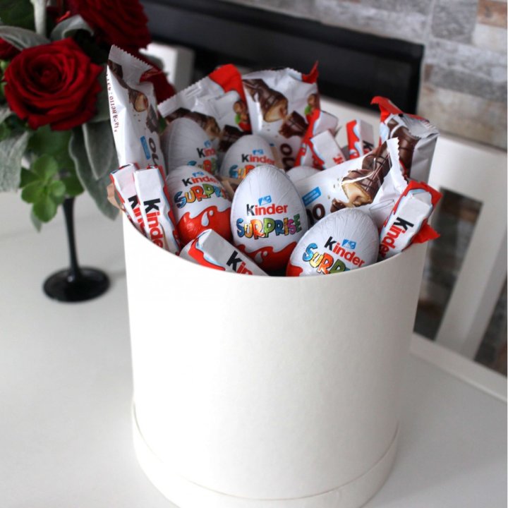 Коробка с киндерами  в Омске