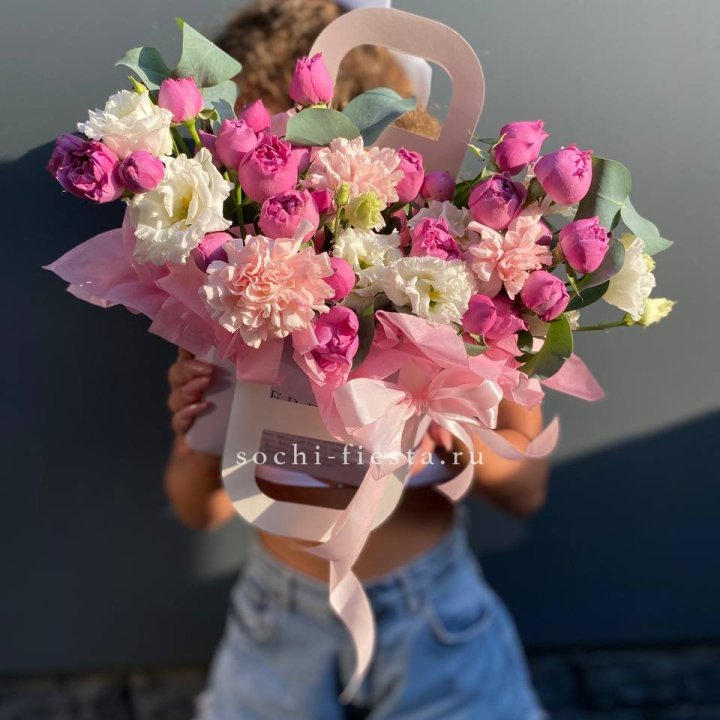 Сумочка с кустовой розой и диантусами в Омске