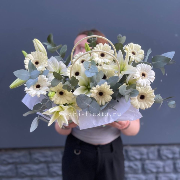 Сумочка лилии и герберы в Омске