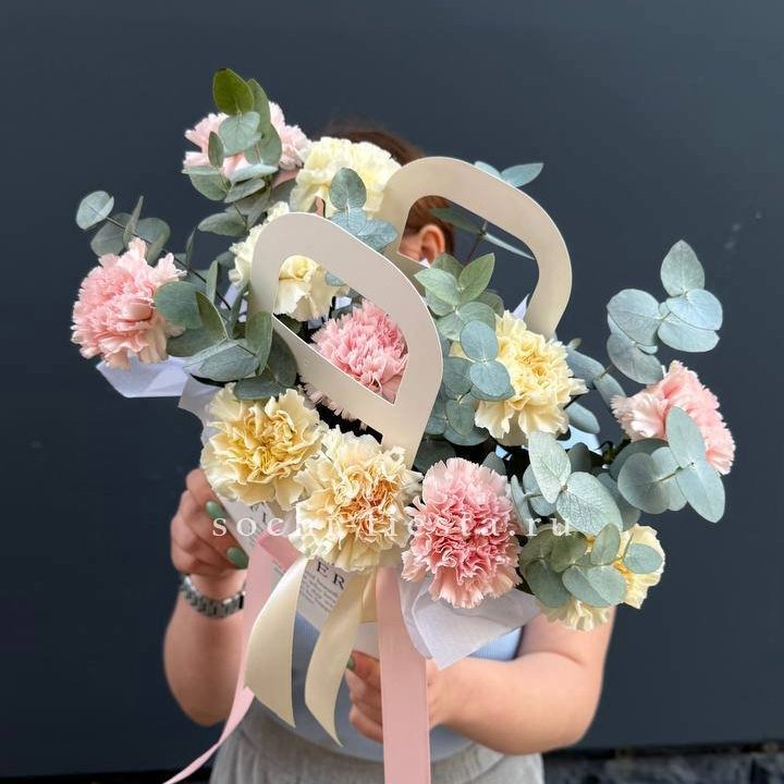 Сумочка из диантусов в Омске