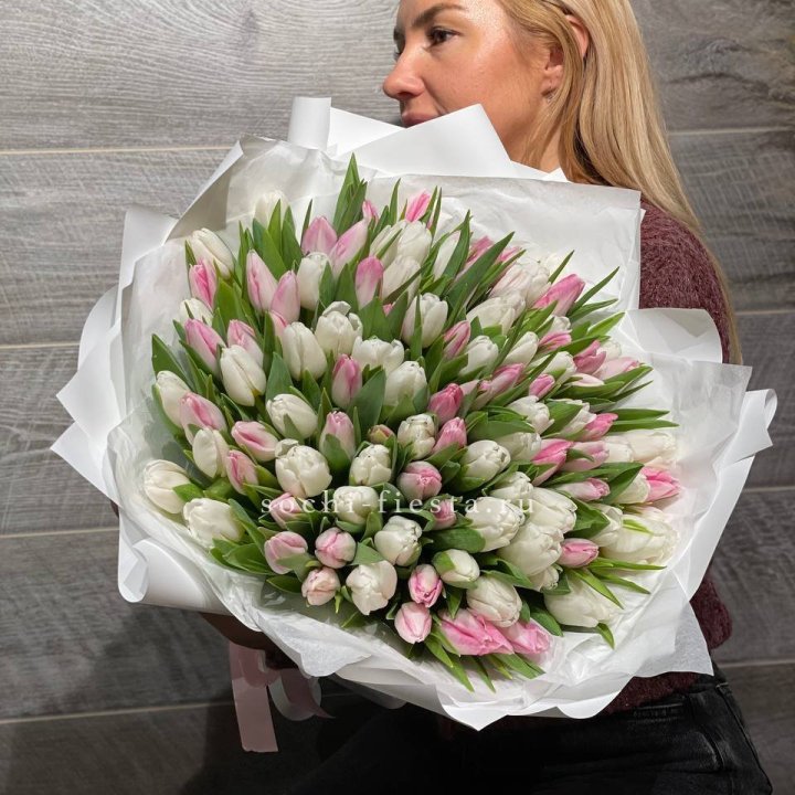 101 тюльпан нежный микс в Омске