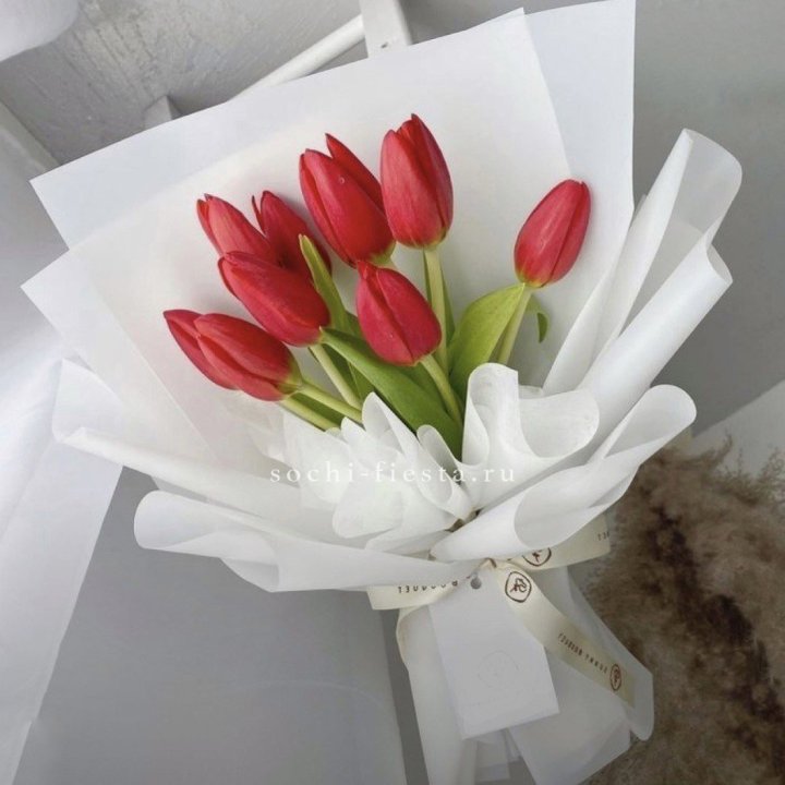 Букет красных тюльпанов в Омске