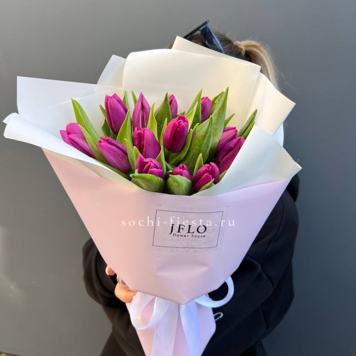 15 пурпурных тюльпанов в Омске