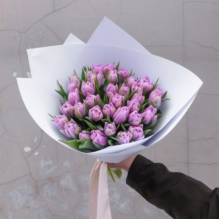 35 сиреневых тюльпанов в Омске