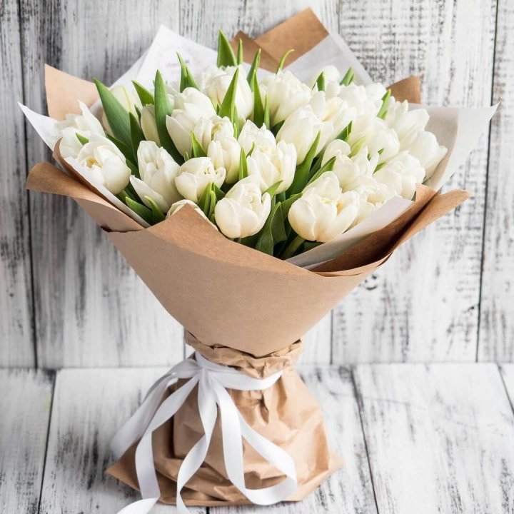 25 белых тюльпанов в Омске