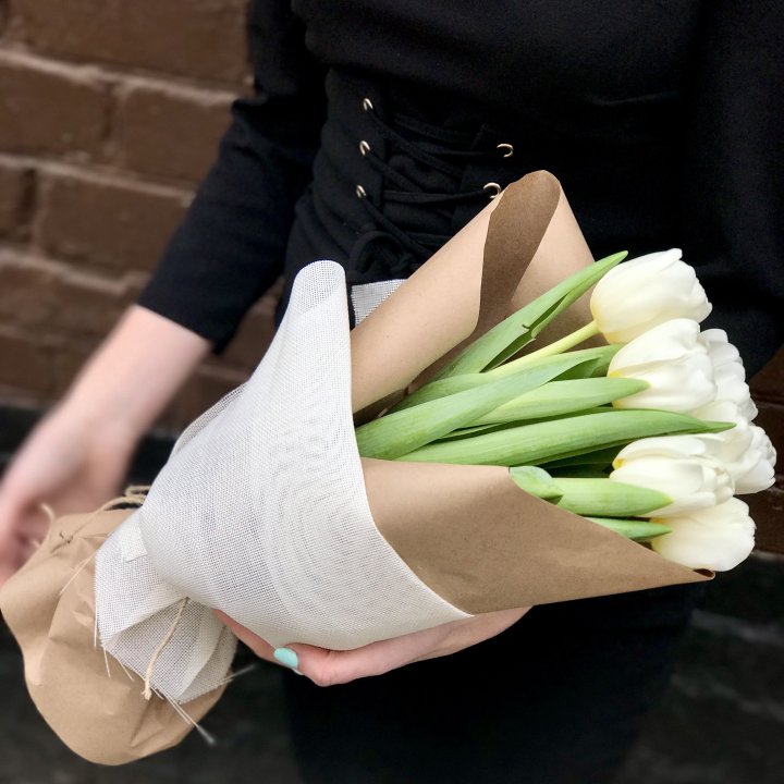 Букет белых тюльпанов в Омске