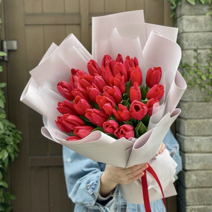 35 красных тюльпанов в Омске