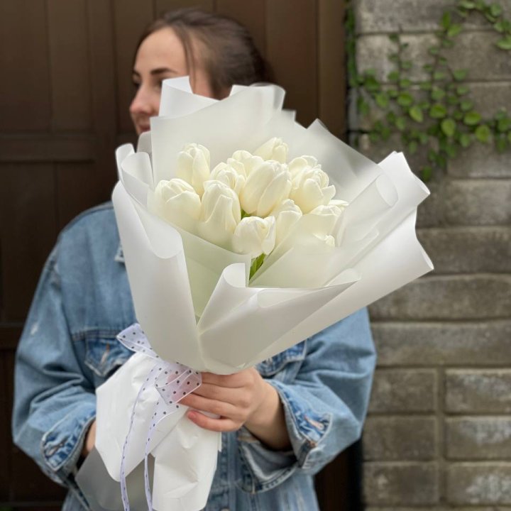 Букет белоснежных тюльпанов в Омске