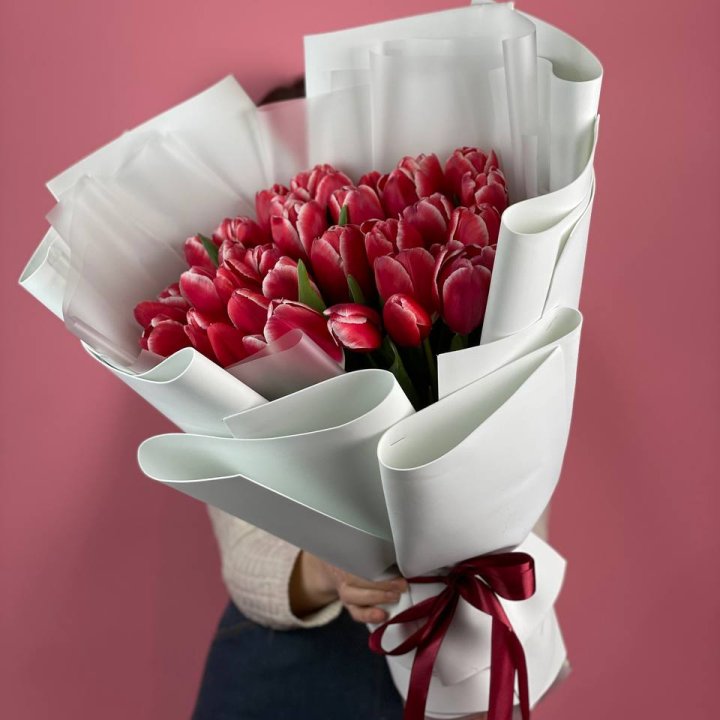Букет красных тюльпанов в Омске